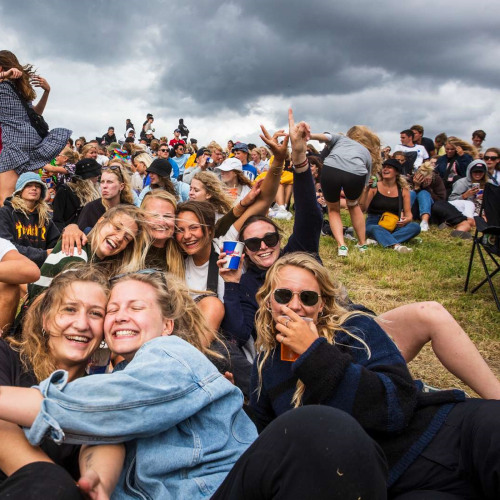 Unge mennesker hygger sig på Roskilde Festival